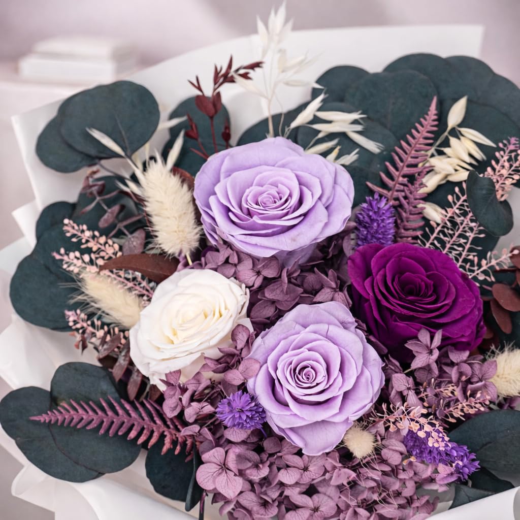 Bonsion : bouquet violet posé sur une table de salon pour décoration durable