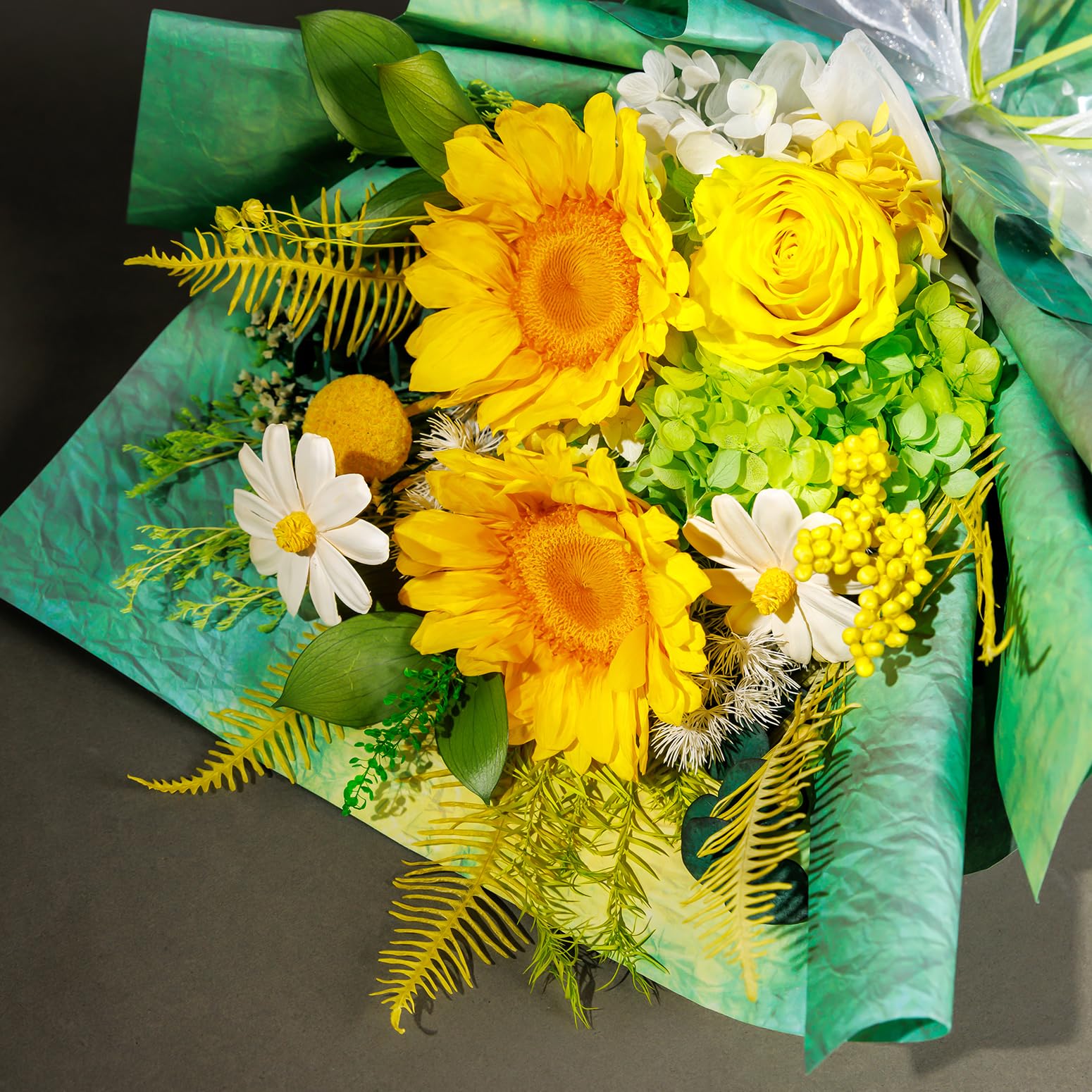 Bonsion bouquet à côté d’un vase pour montrer 35 cm, échelle pratique