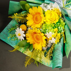 Bonsion bouquet à côté d’un vase pour montrer 35 cm, échelle pratique