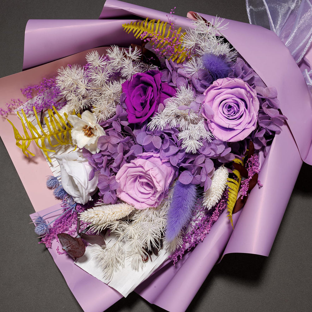 Bonsion composition en vase sur une table, apporte charme sans entretien