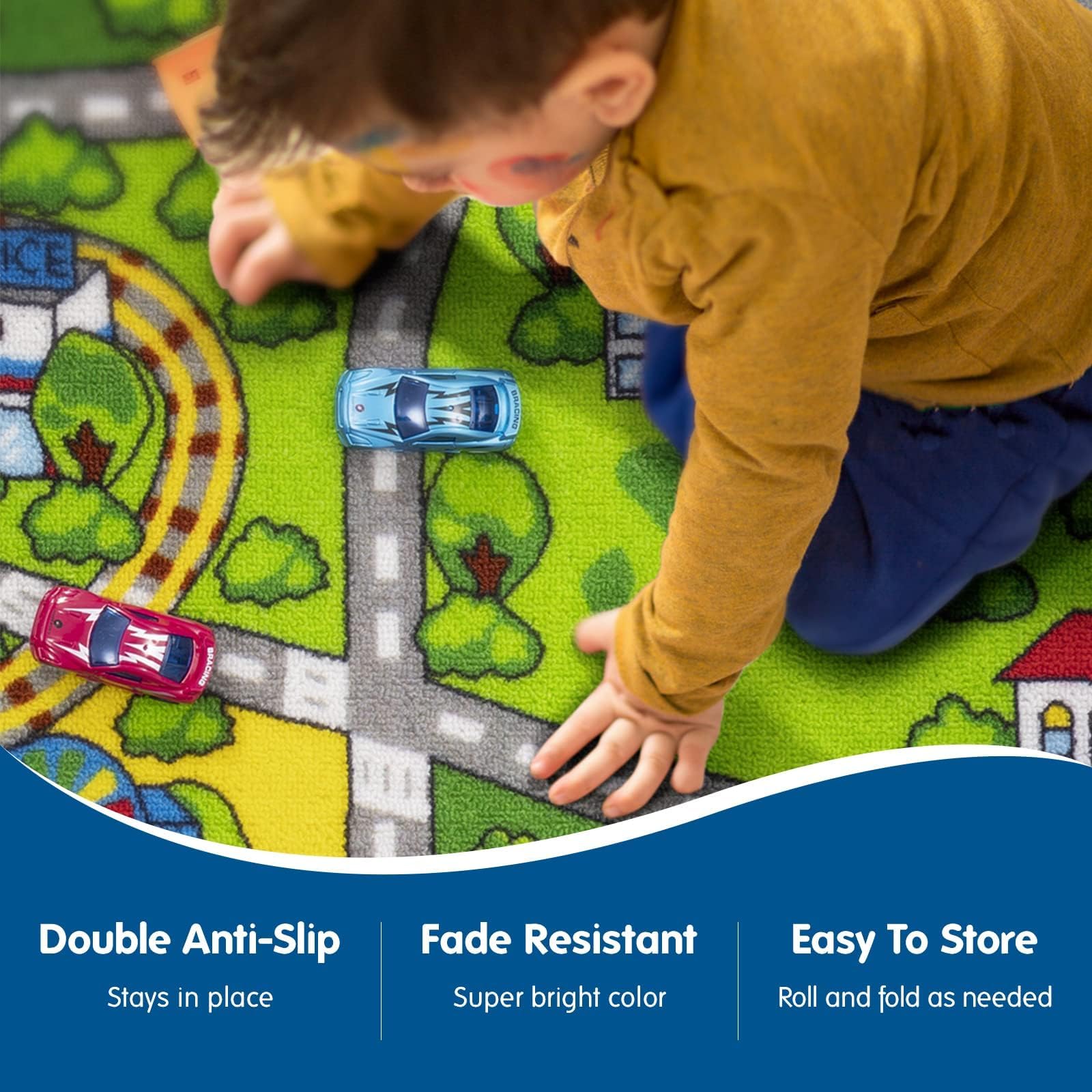 Booooom Jackson enfants jouant sur le tapis encouragent l'imagination
