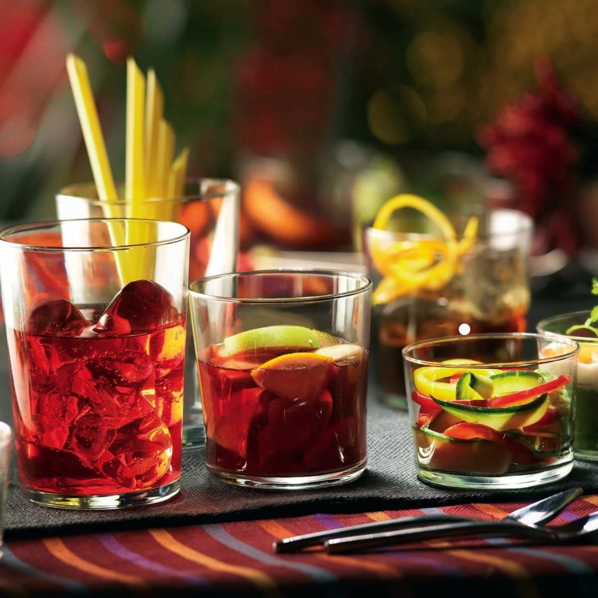 Bormioli Rocco verre à côté d'une bouteille pour comparaison d'échelle pratique