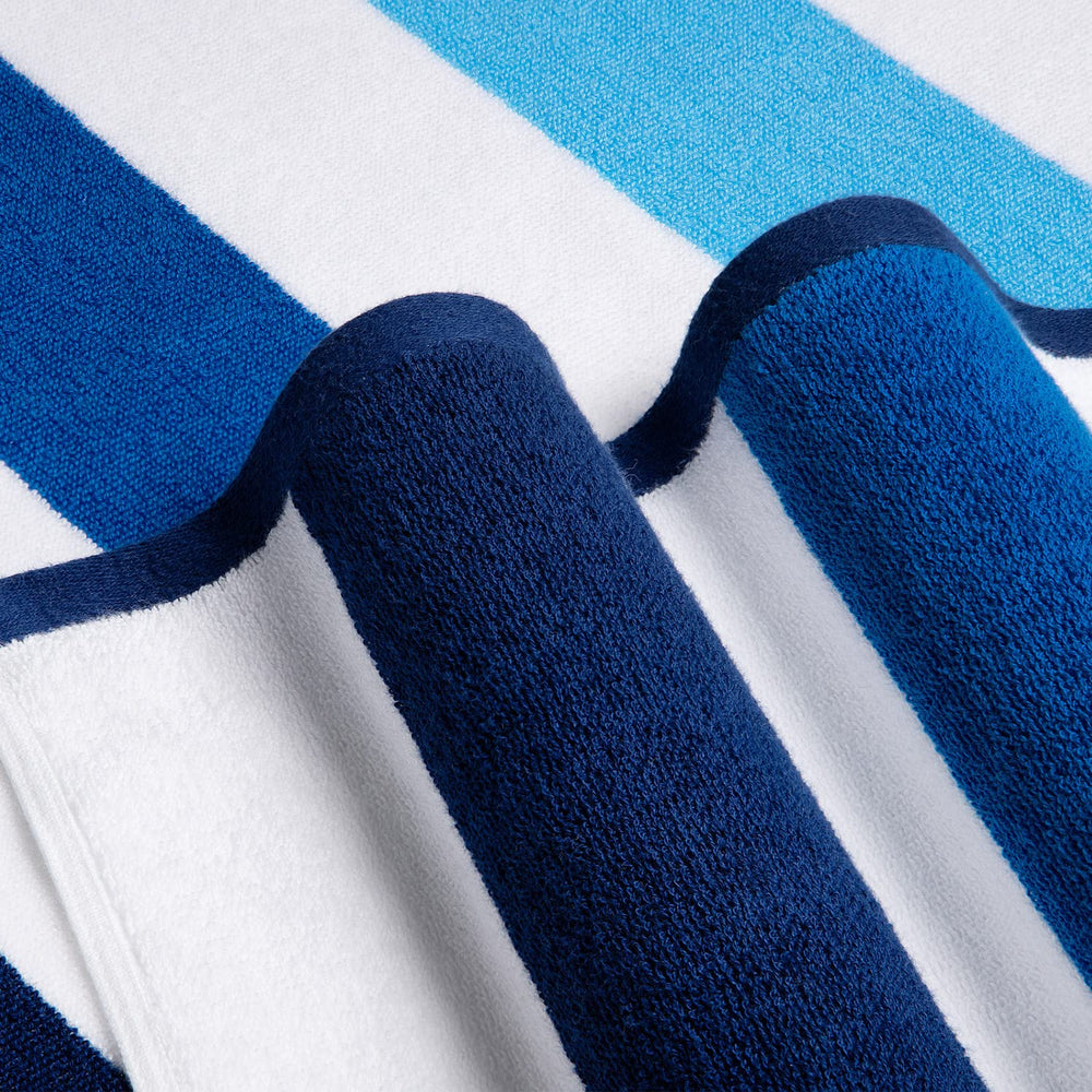 Bornbay serviette à côté d'une personne pour comparaison d'échelle pratique