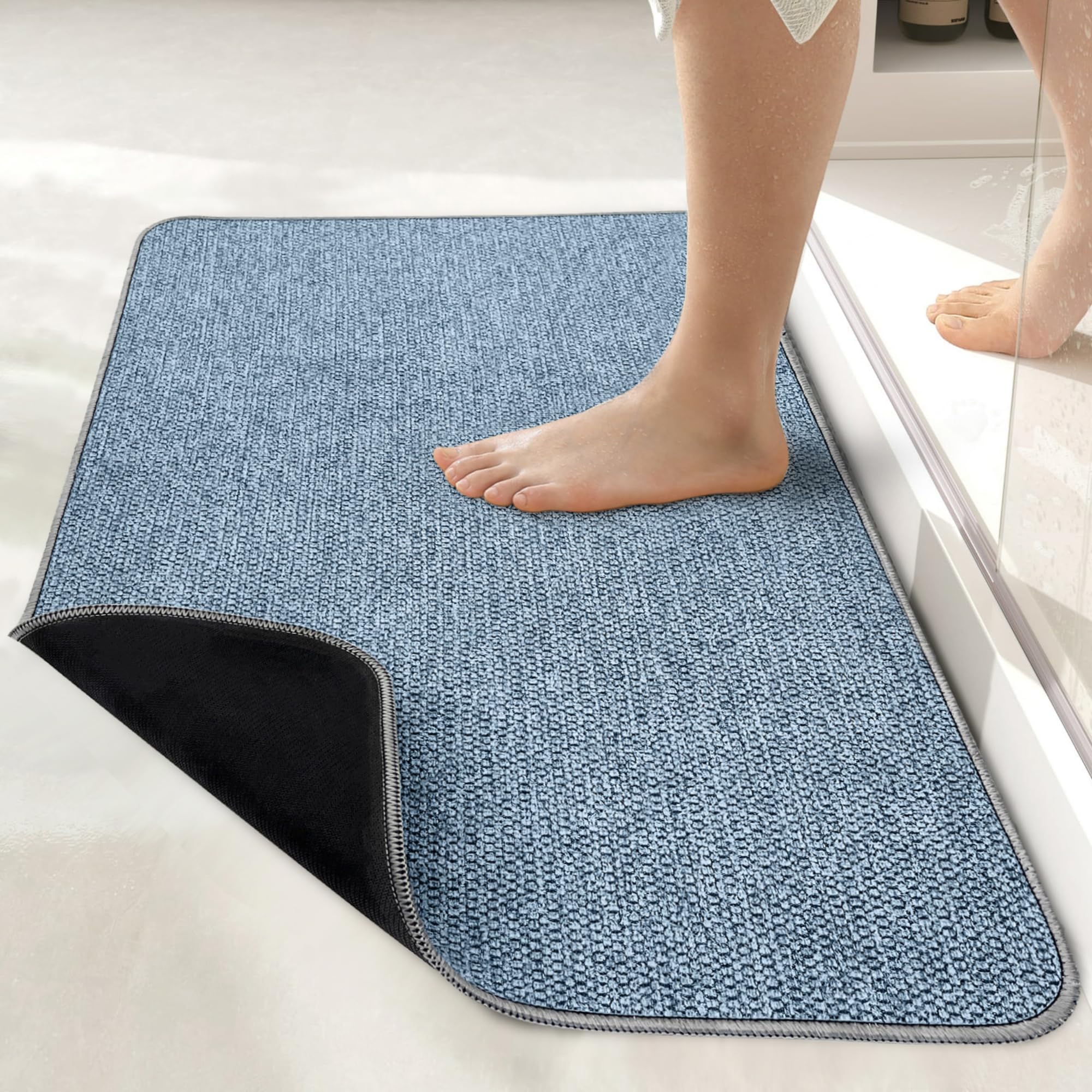 bosap tapis de bain face avant bleu montrant absorption et look décoratif
