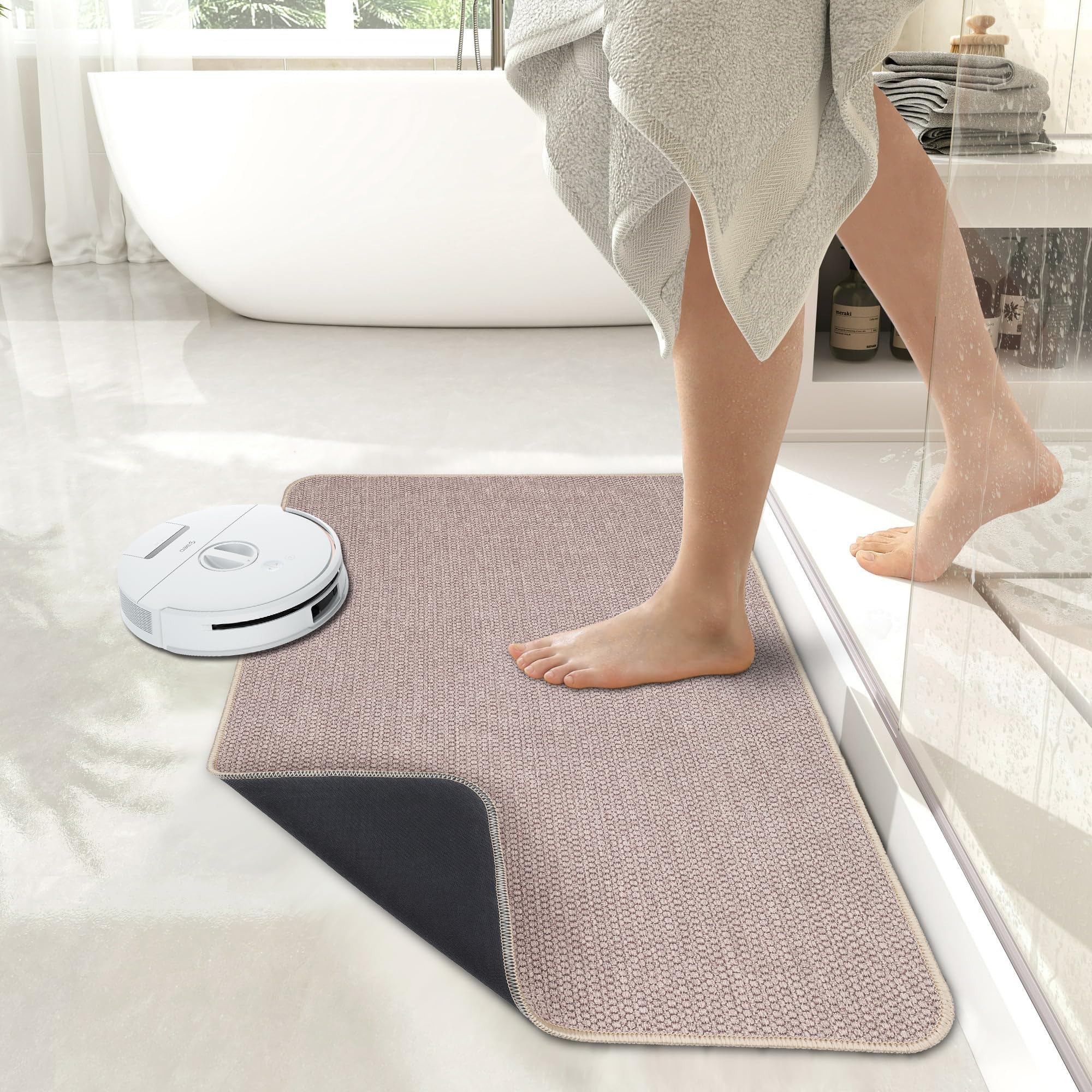Bosap tapis beige dans une salle de bain décorée apportant élégance et fonctionnalité