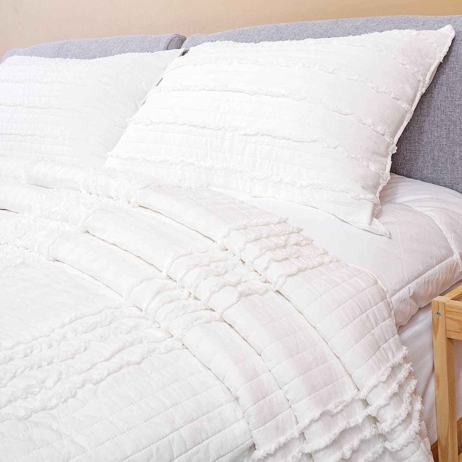 BOSOWOS taies posées sur lit king blanc, apporte look farmhouse lumineux