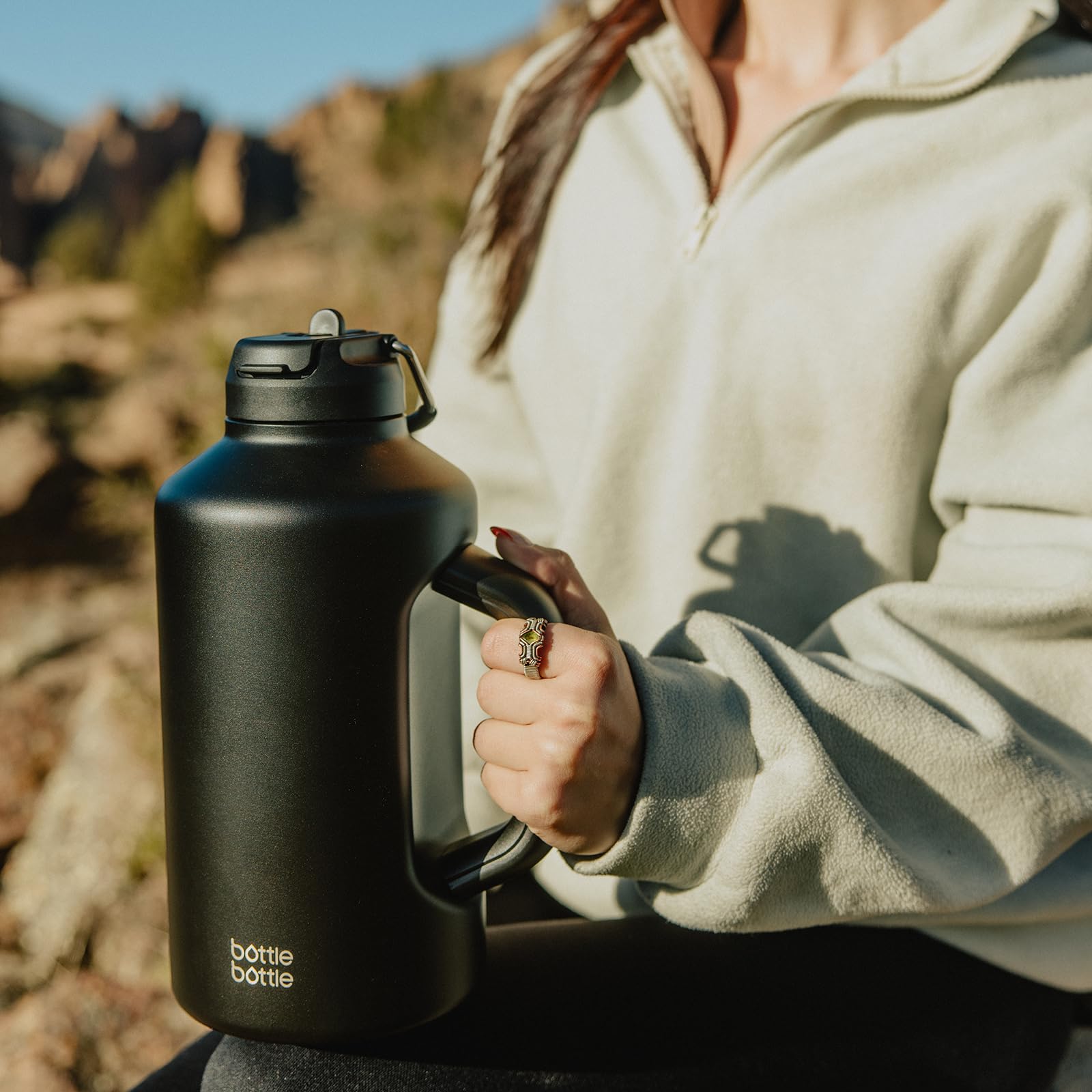 BOTTLE BOTTLE comparaison de taille montrant la capacité 64 oz pratique
