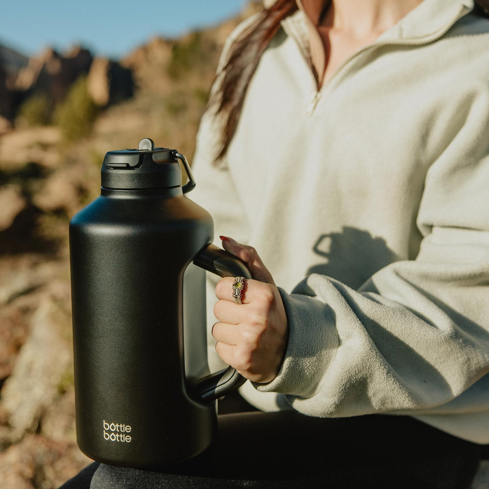 BOTTLE BOTTLE comparaison de taille montrant la capacité 64 oz pratique