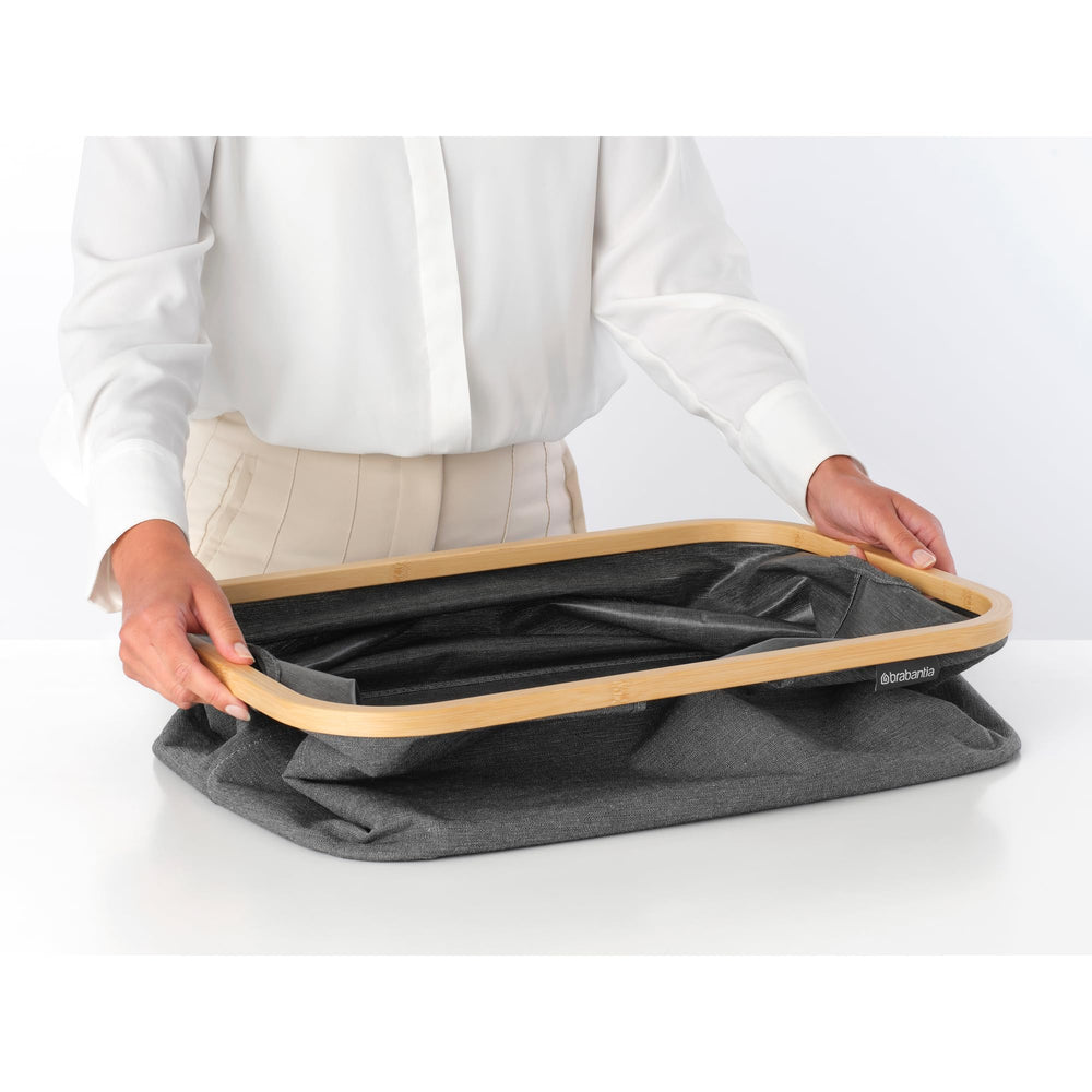 Brabantia personne portant le panier sur la hanche pour transport facile