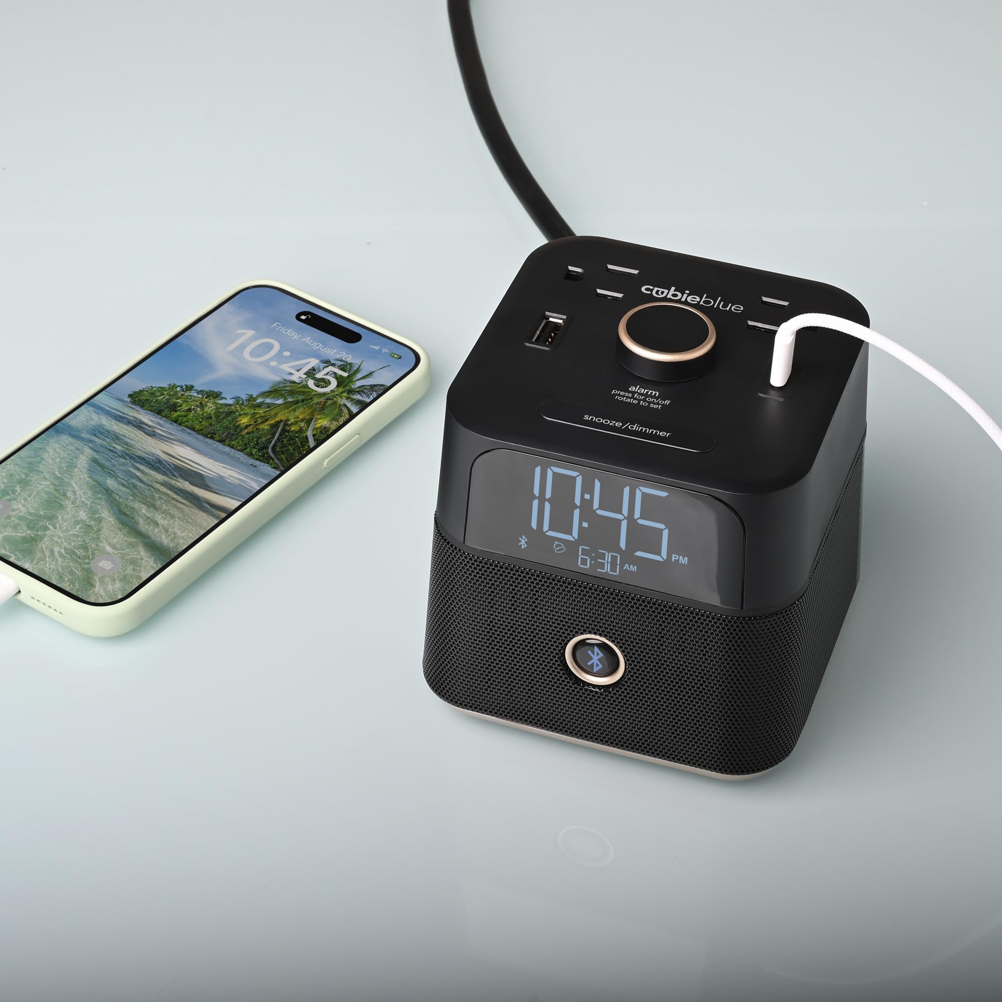 Brandstand CubieBlue sur table de chevet en usage pour organisation