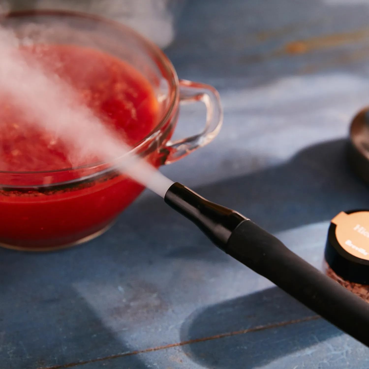 Breville cocktail fumé servi, effet visuel et arôme améliorant la boisson