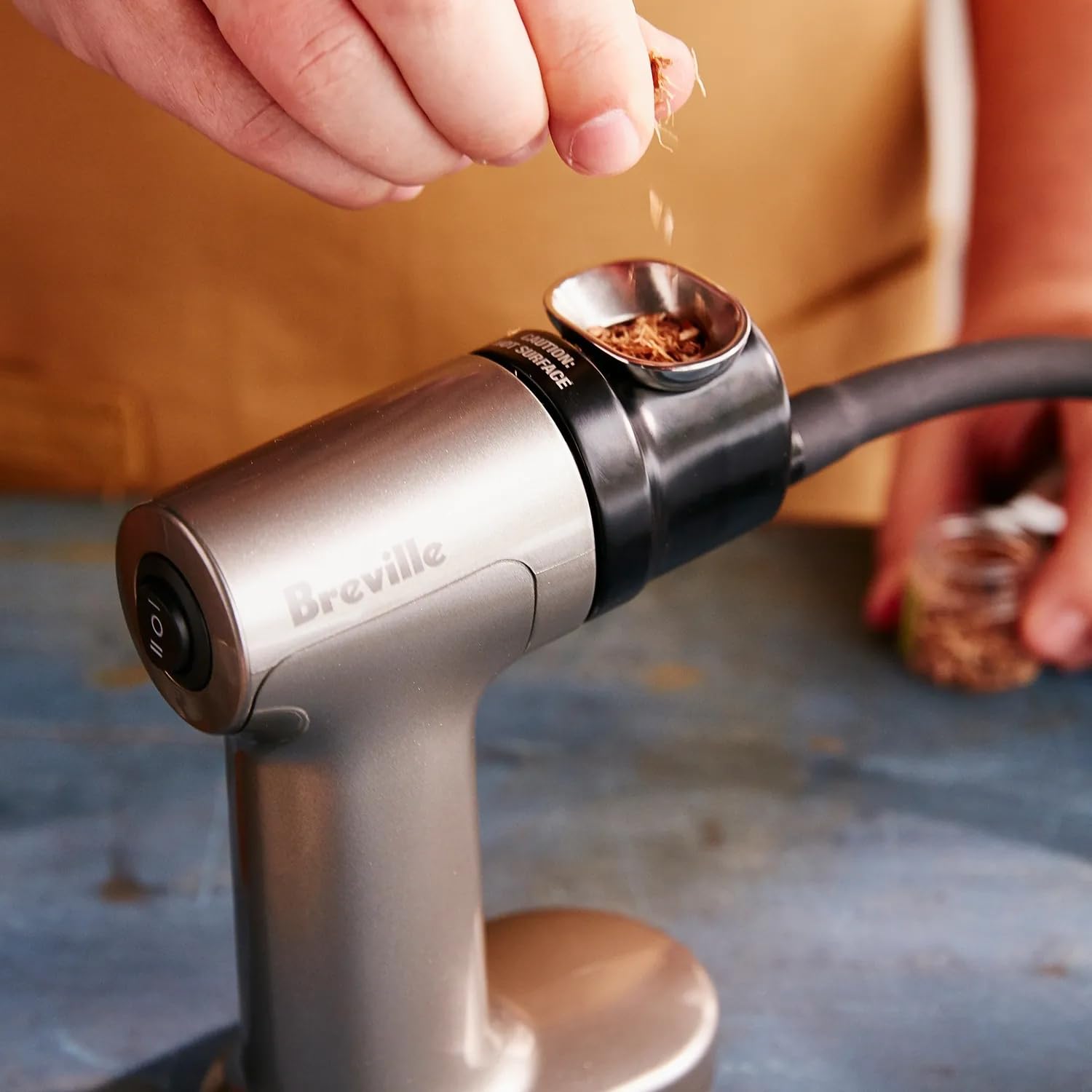 Breville tube silicone en action dirige la fumée précisément pour aromatiser