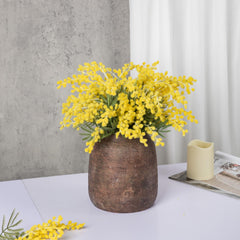 Vase Briful tenu à la main pour comparaison d'échelle, pratique et adapté aux petits espaces