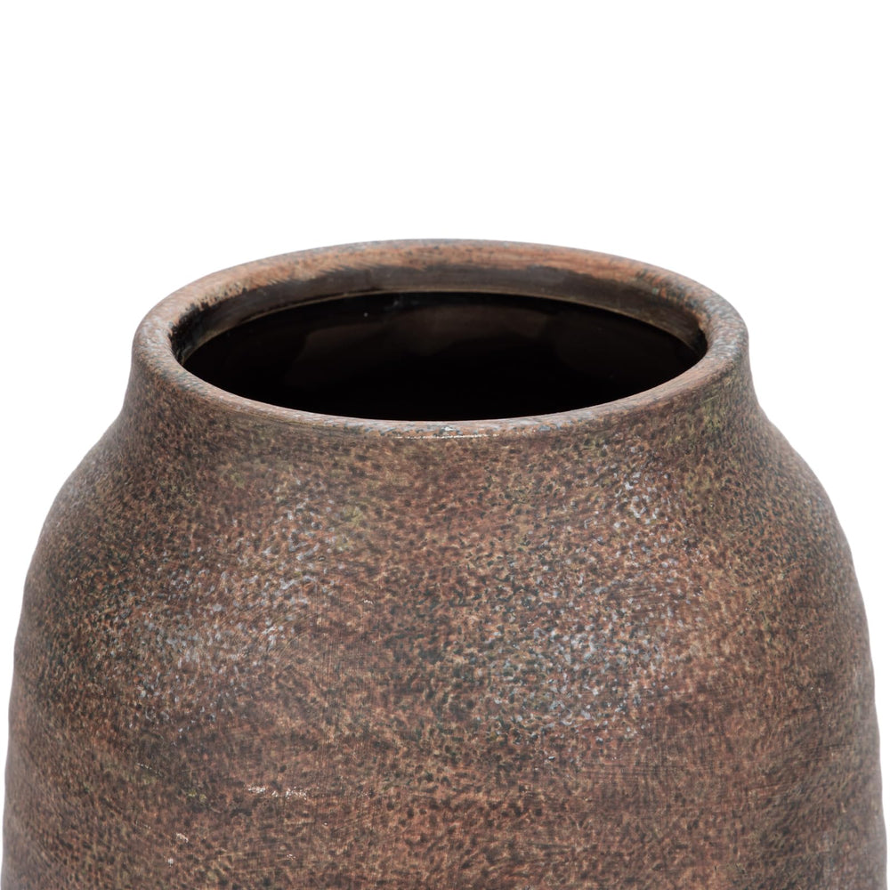 Vase Briful placé sur une table basse avec fleurs séchées, ajoute chaleur farmhouse à la pièce