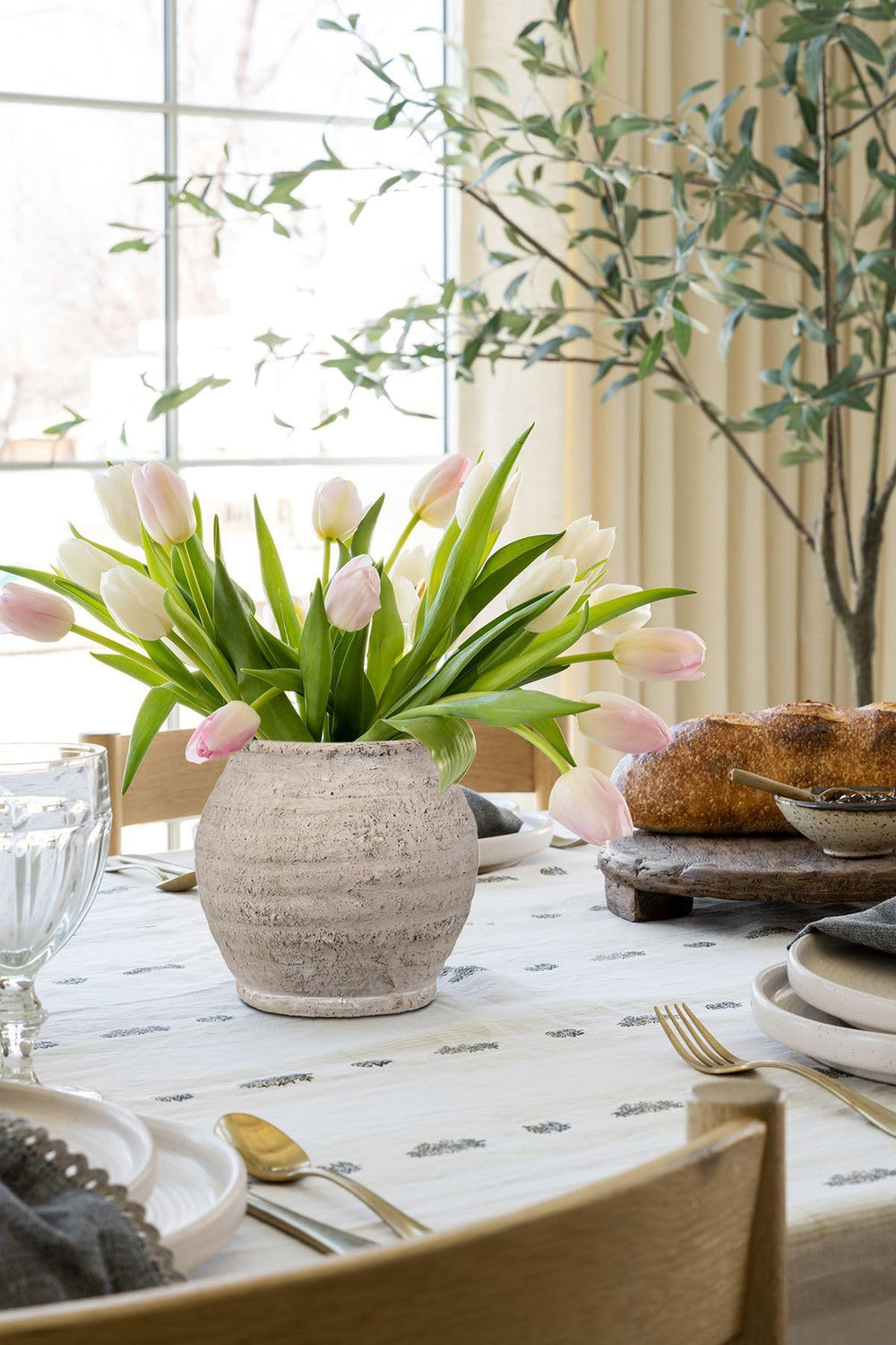 Briful vase posé sur table basse renforçant ambiance farmhouse