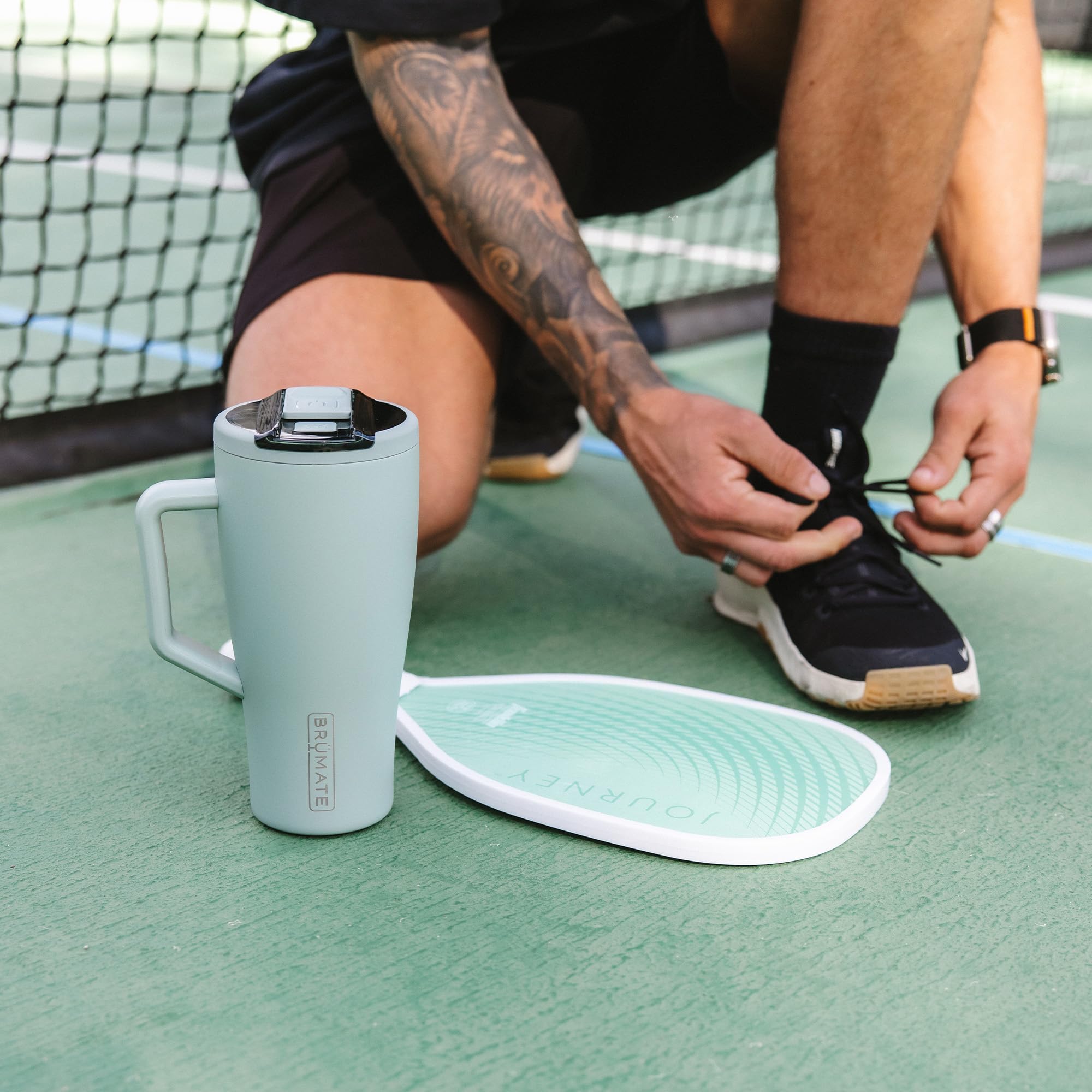 BrüMate Era Flip inséré dans porte-gobelet prouvant compatibilité et stabilité