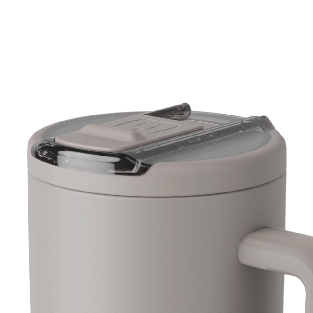 BrüMate Era Flip Mocha gros plan sur la paille ColdKey, boisson plus propre