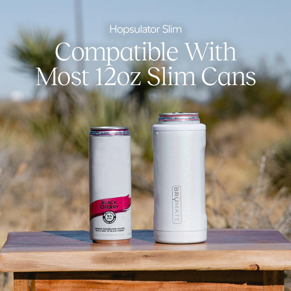 BrüMate Hopsulator Slim en action tenu à la main pour boisson glacée
