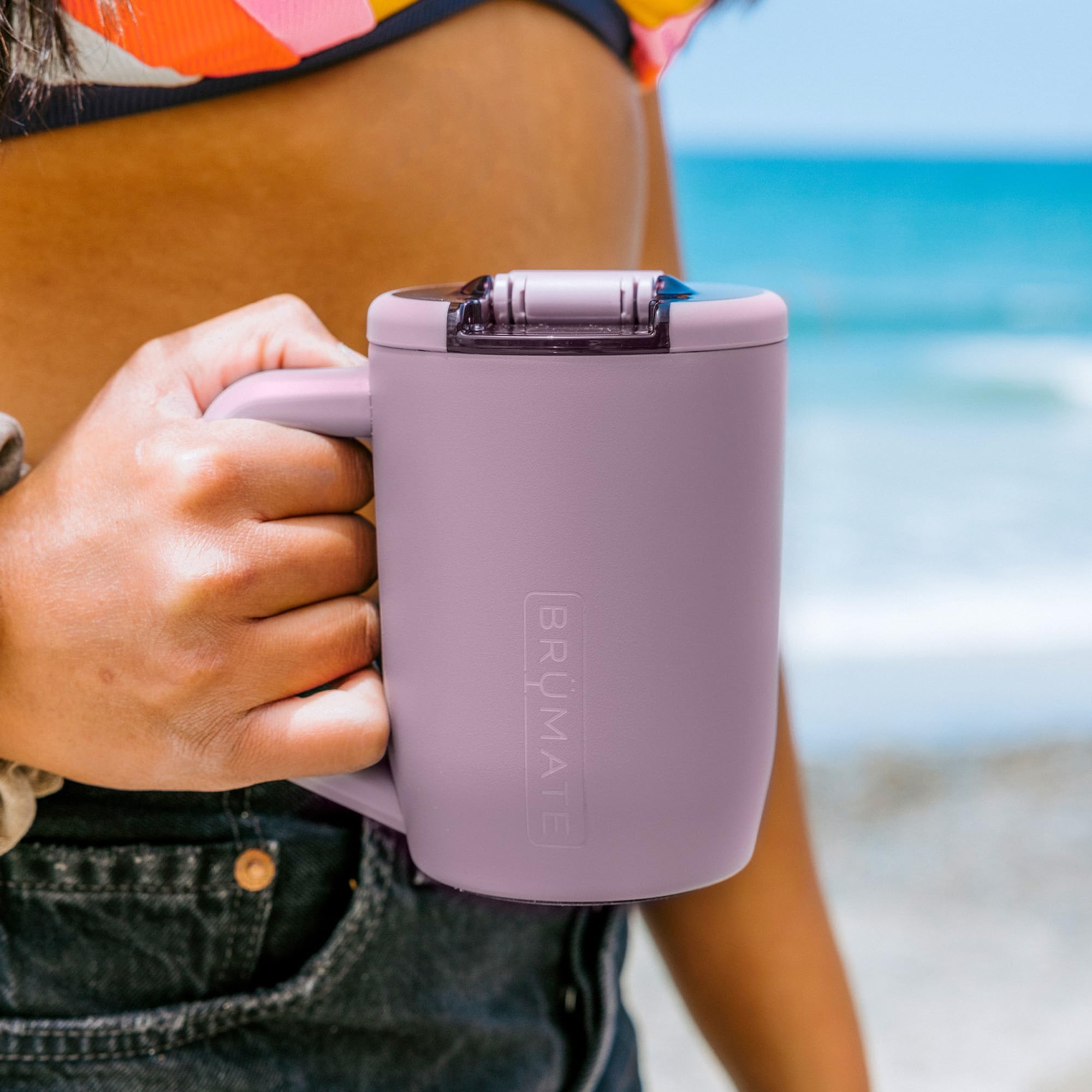 BrüMate Müv comparaison d'échelle dans une main pour démontrer capacité 15oz