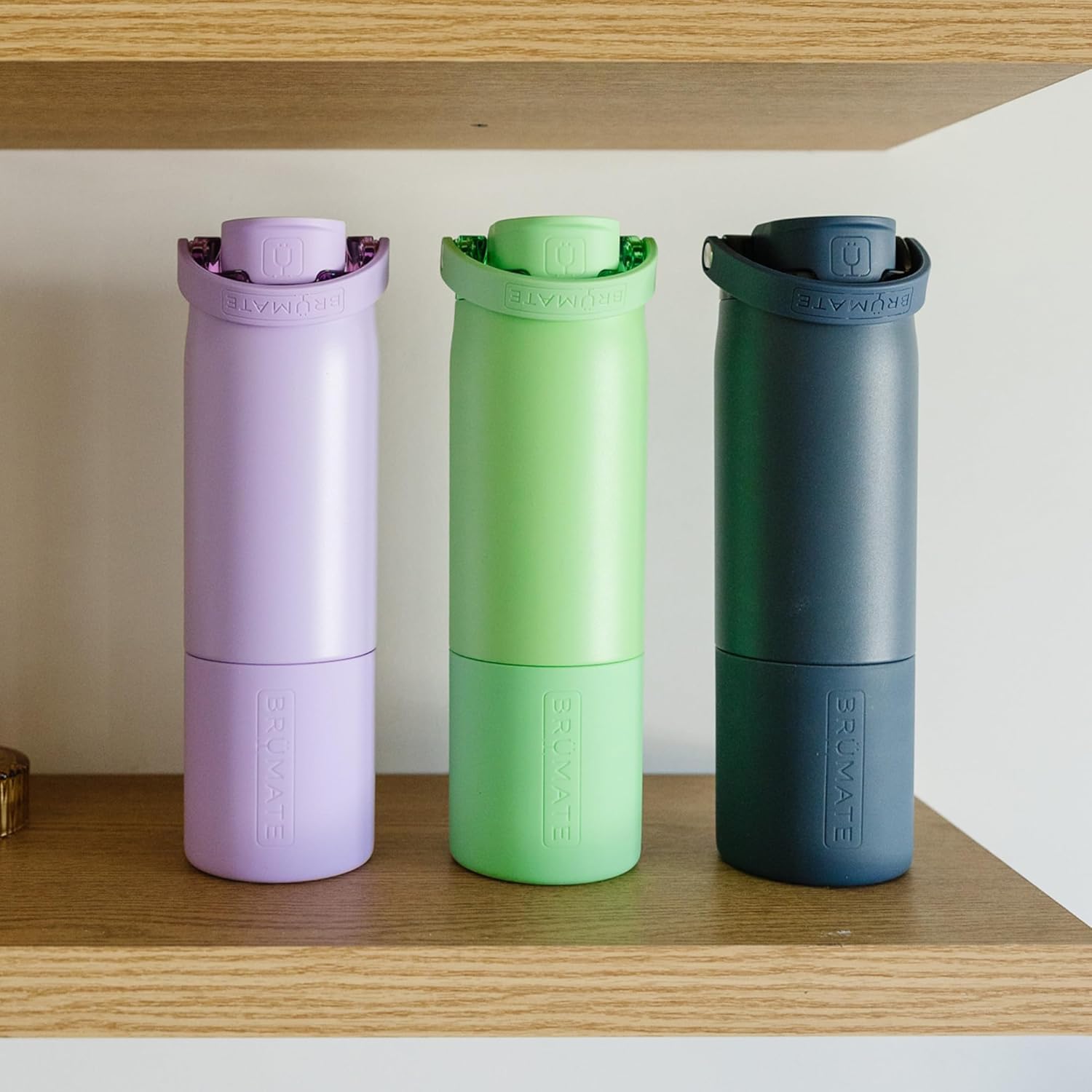 BrüMate Rise installée dans porte-gobelet de voiture pour transport sûr