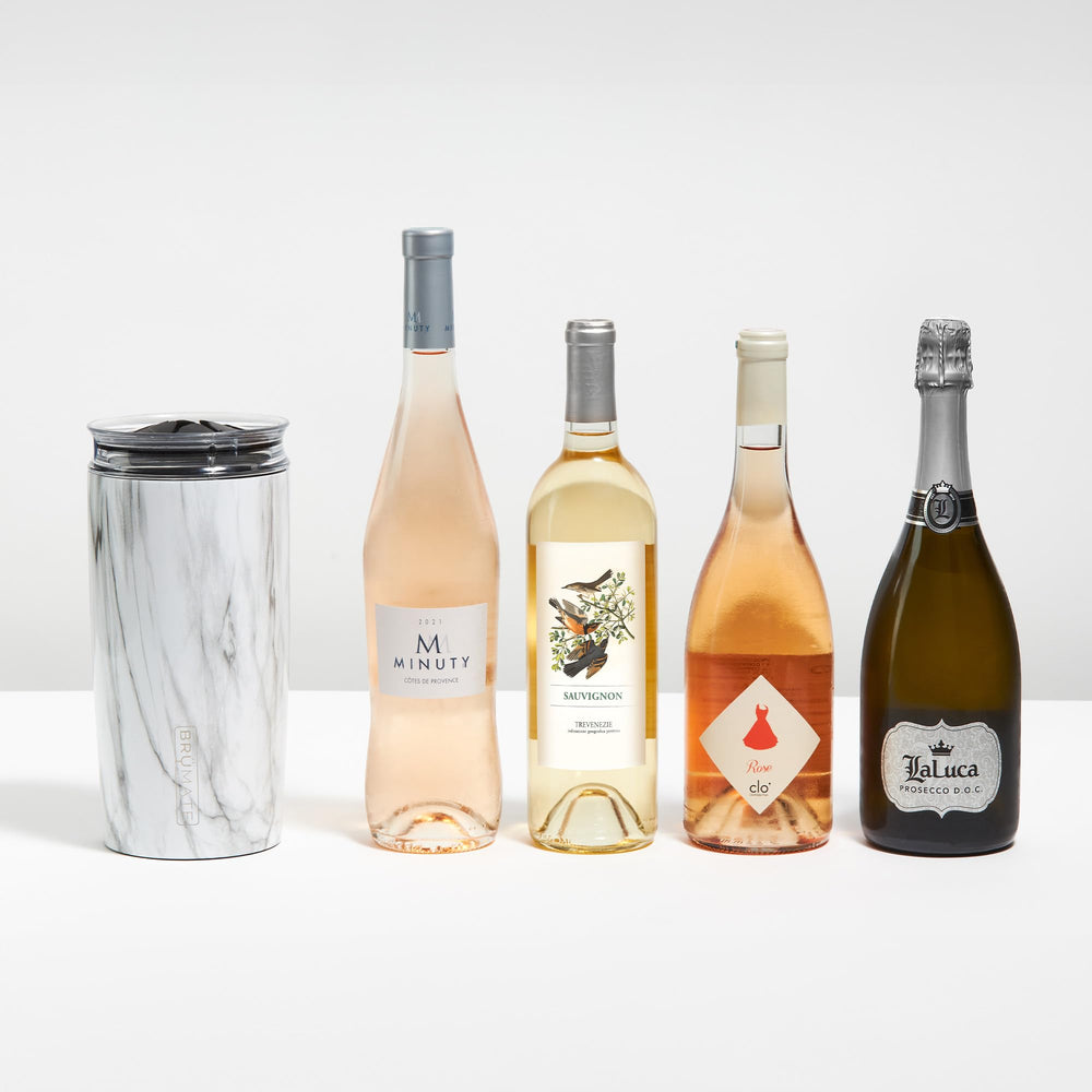 BrüMate Togosa posé à côté d'un verre, démonstration de la capacité 49 oz pour plusieurs portions