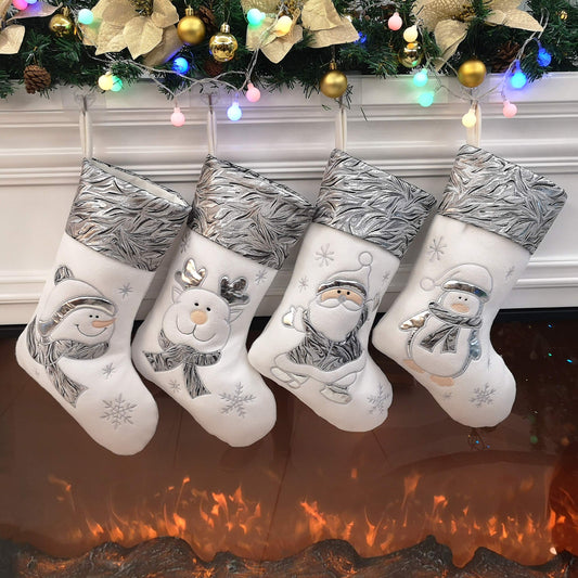 BSTAOFY chaussette de Noël devant argentée montrant motif festif, apporte charme décoratif
