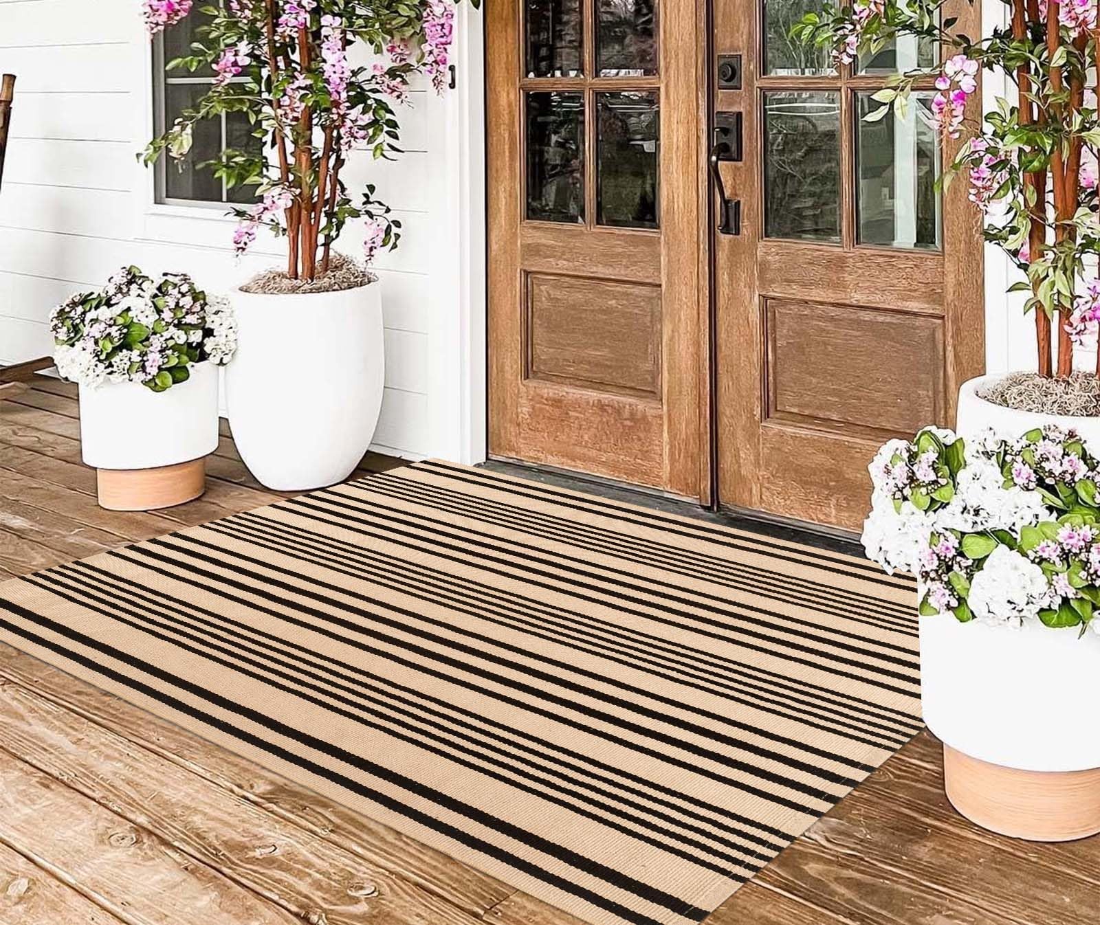 BUAGETUP tapis à côté d'une chaise pour illustrer l'échelle et l'ajustement