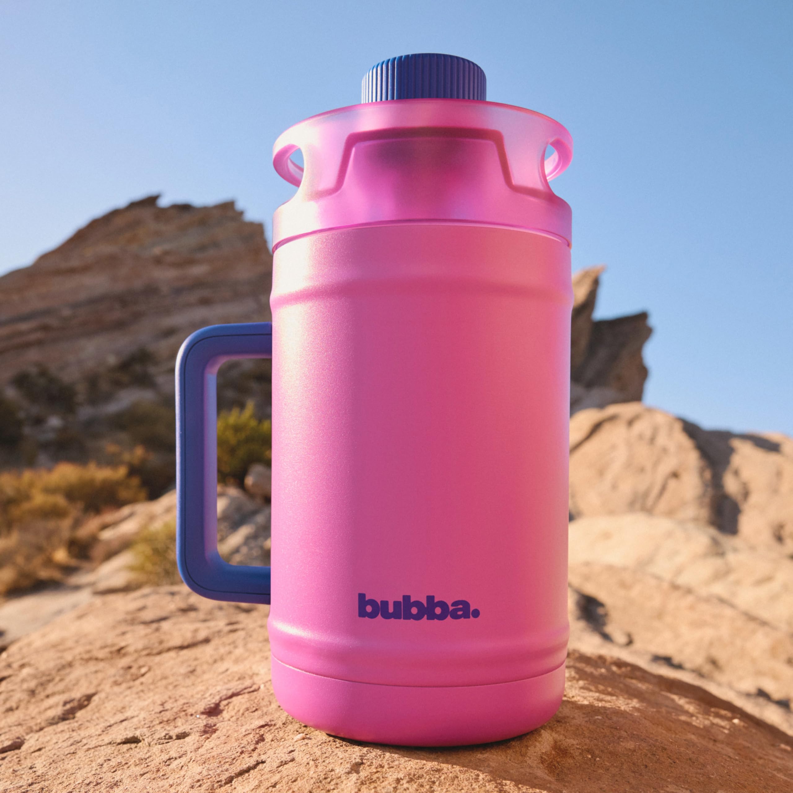 Bubba posé sur un bureau montrant praticité au travail et durabilité