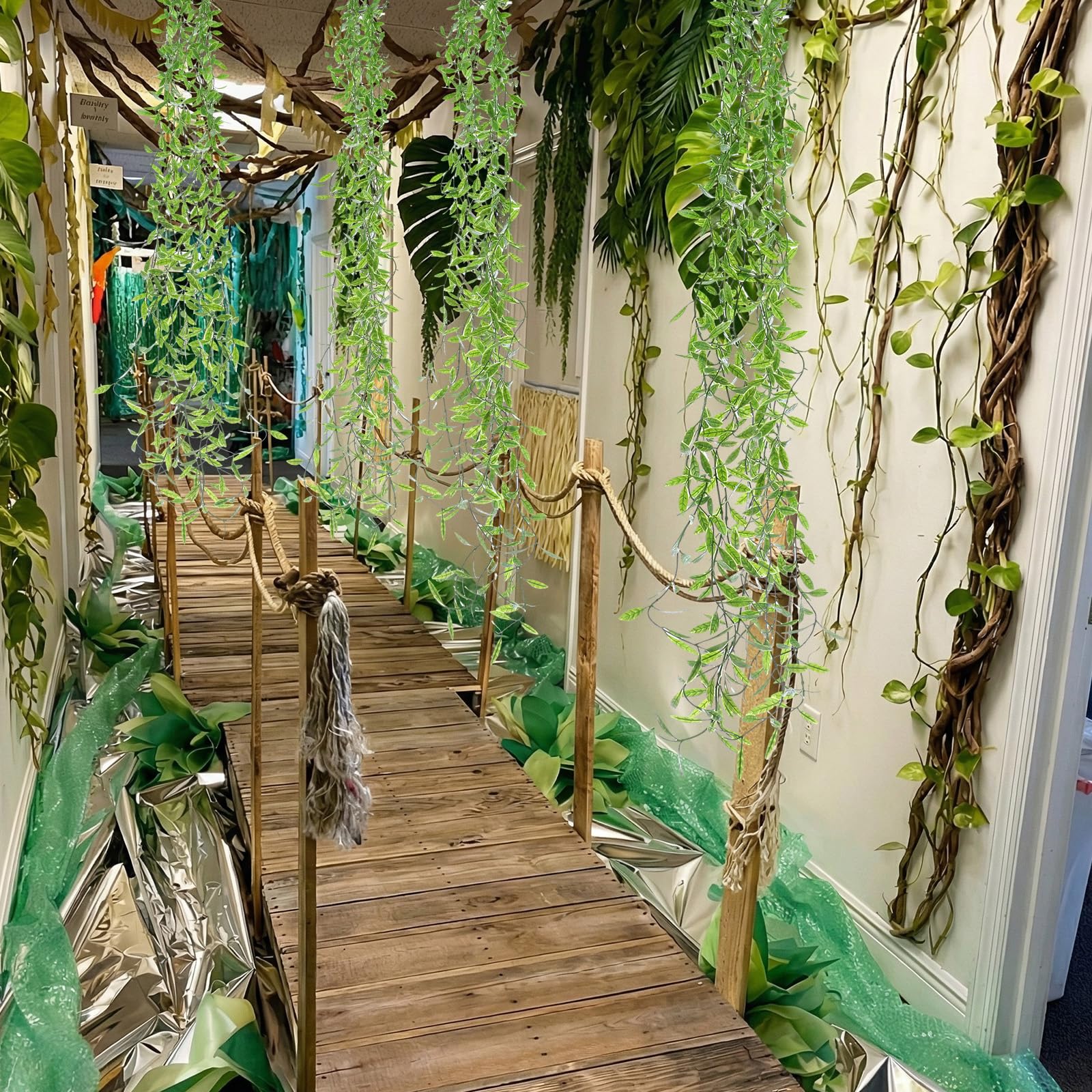 Bucherry décor d'anniversaire avec lianes créant un arrière-plan photogénique