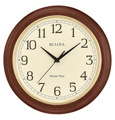 Bulova cadrage face bois cerisier montrant élégance et lisibilité