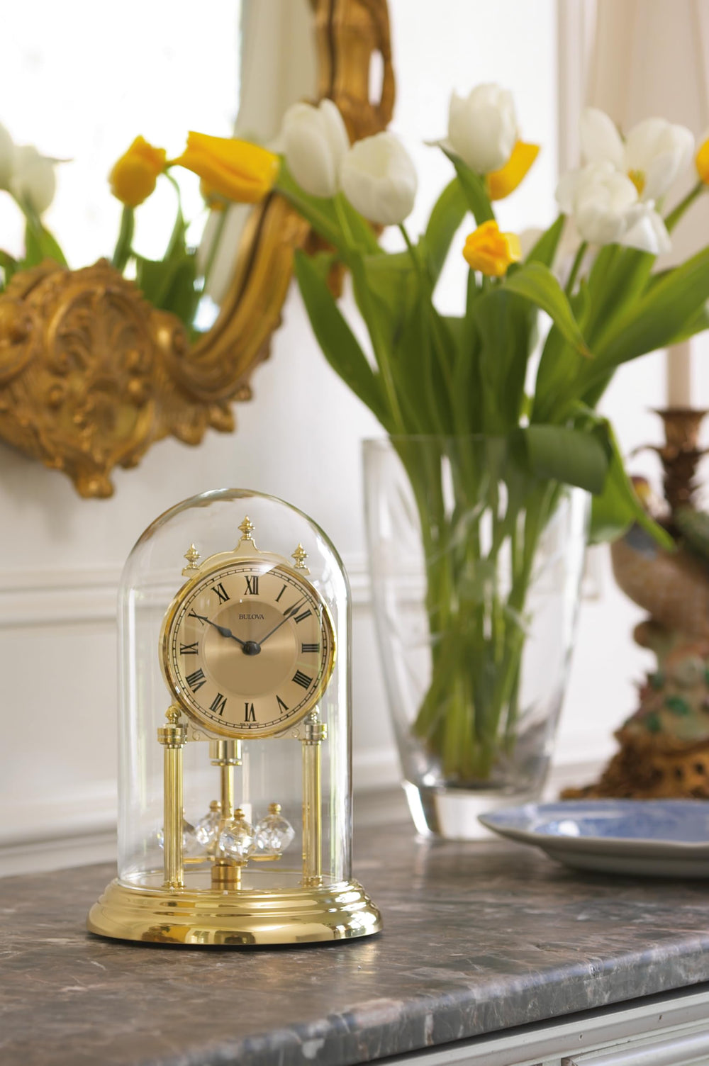 Bulova Tristan I gros plan sur le pendule tournant et la finition laiton poli pour décoration raffinée