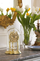 Bulova Tristan I gros plan sur le pendule tournant et la finition laiton poli pour décoration raffinée