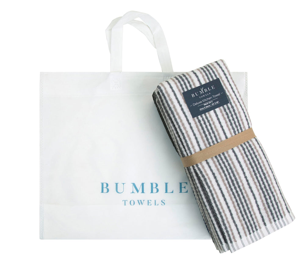 Bumble Towels comparaison taille avec main, dimensions 16x26 pouces visibles