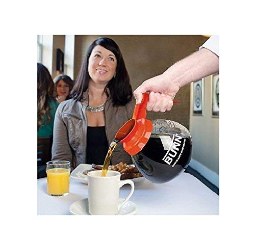 BUNN carafe en usage lors d'un service montrant facilité de versement