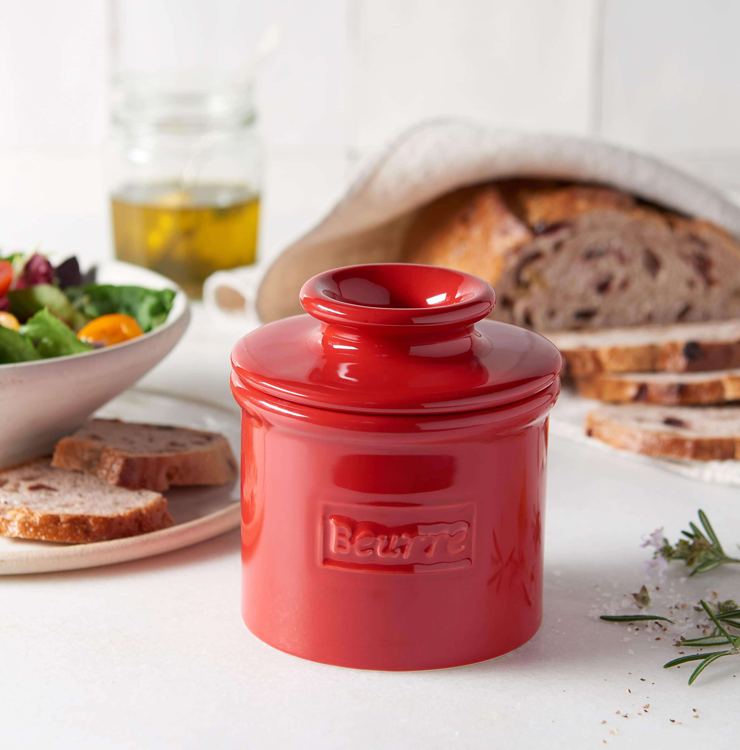 Butter Bell à côté d'une baguette pour montrer l'échelle et l'utilisation