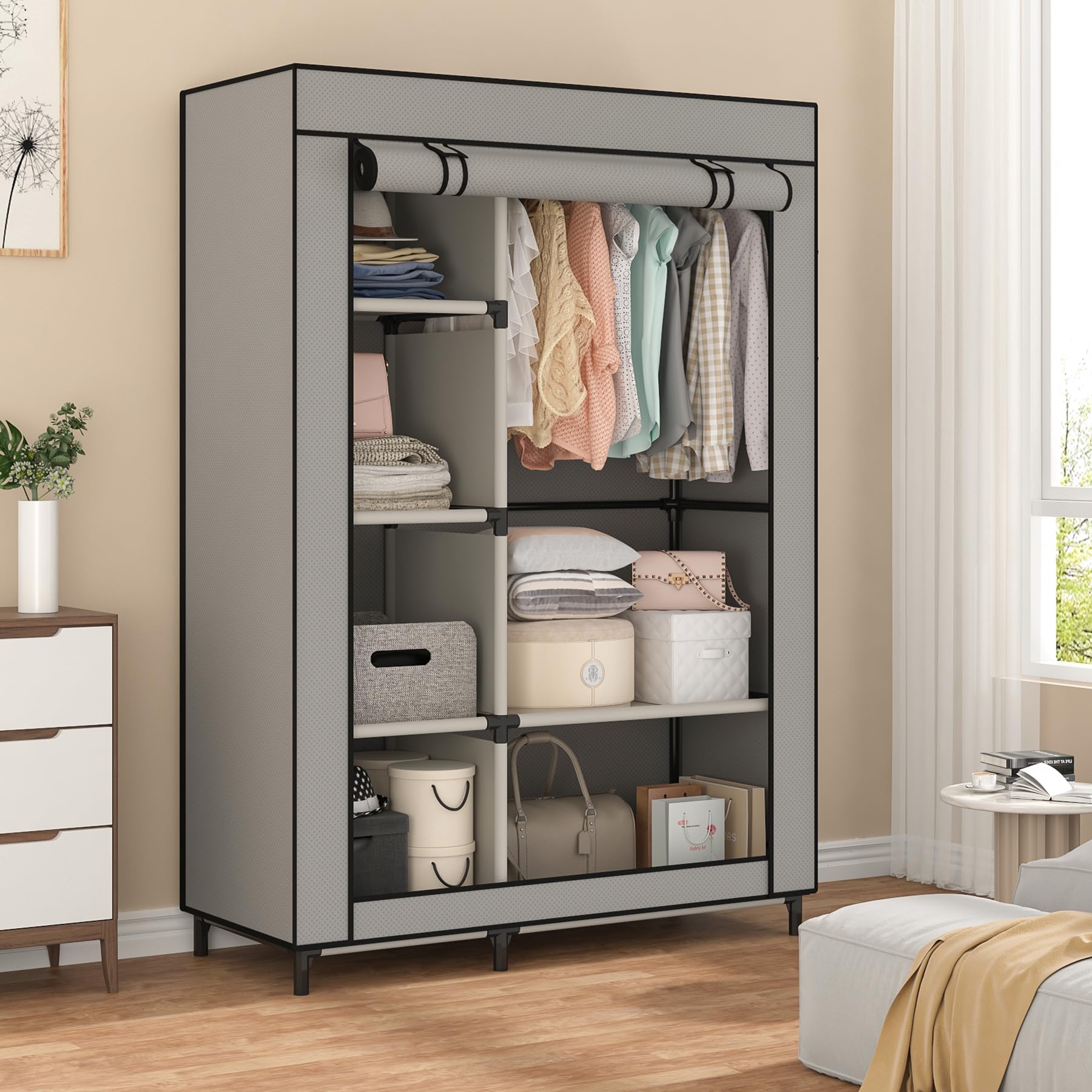 Calmootey armoire installée en chambre optimisant l'espace disponible