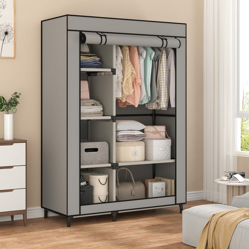 Calmootey armoire installée en chambre optimisant l'espace disponible