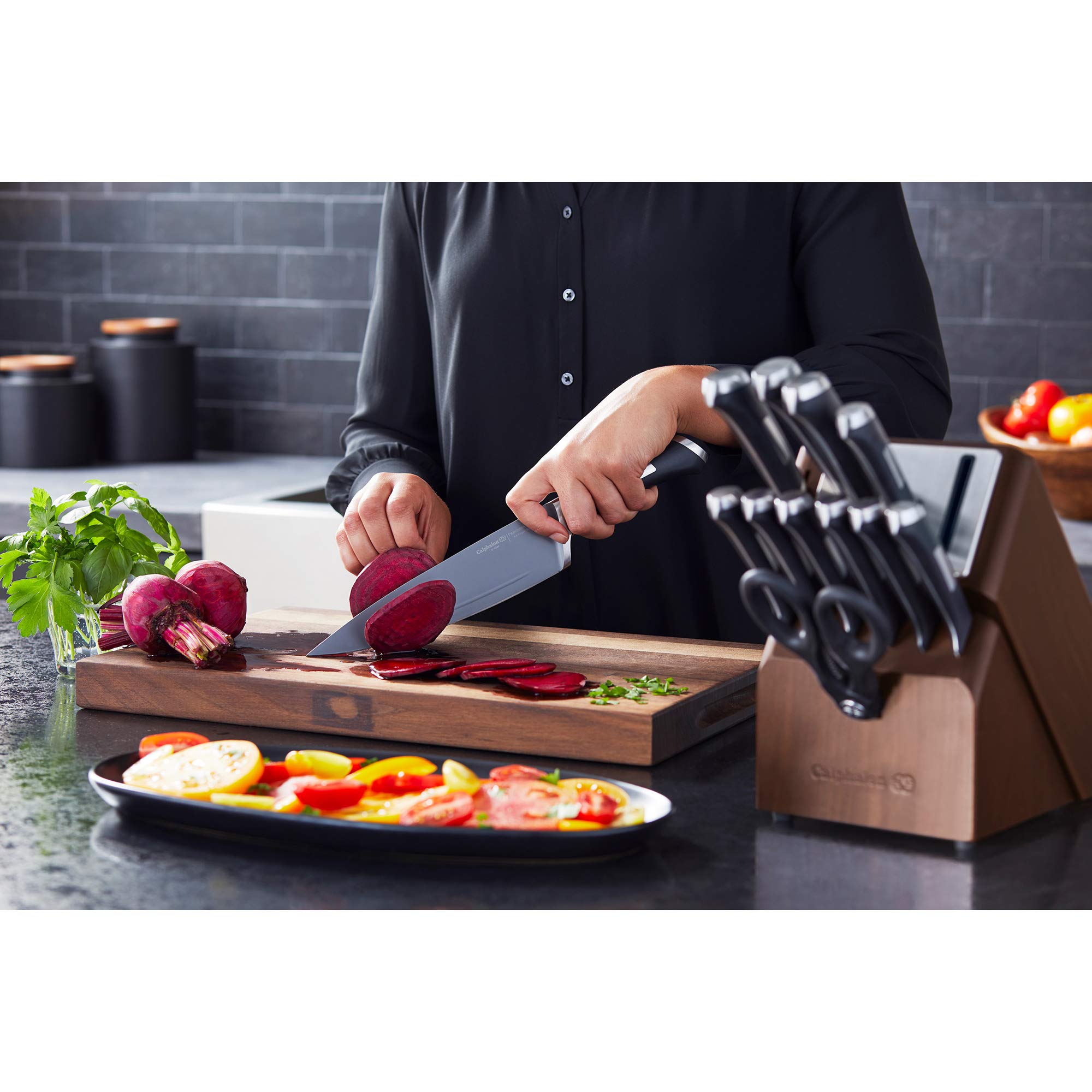 Calphalon ensemble présenté en cuisine lifestyle pour montrer usage quotidien et rangement