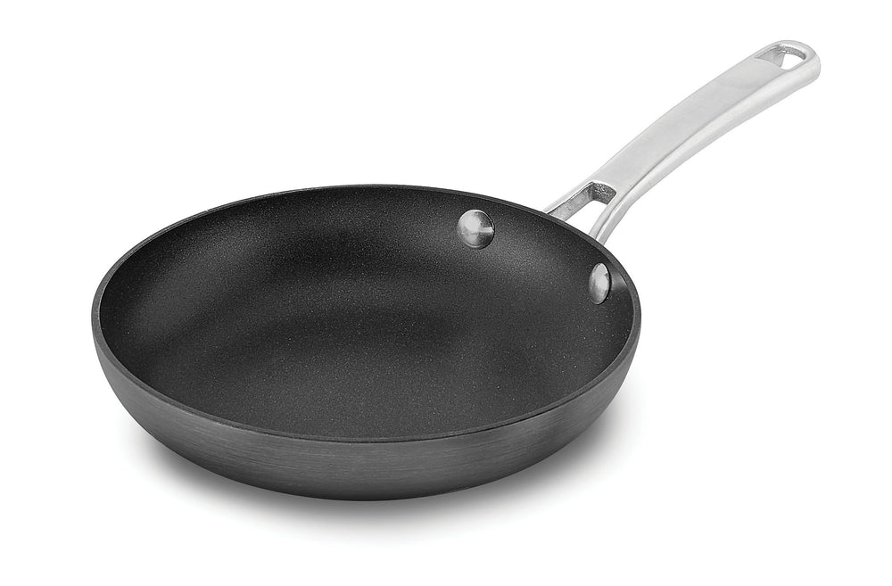 Calphalon poêle 20 cm vue face montrant finition et design, cuisson homogène