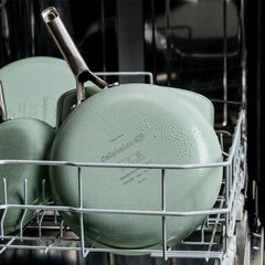 Calphalon poêle en usage cuisson d'une omelette illustrant répartition uniforme de la chaleur