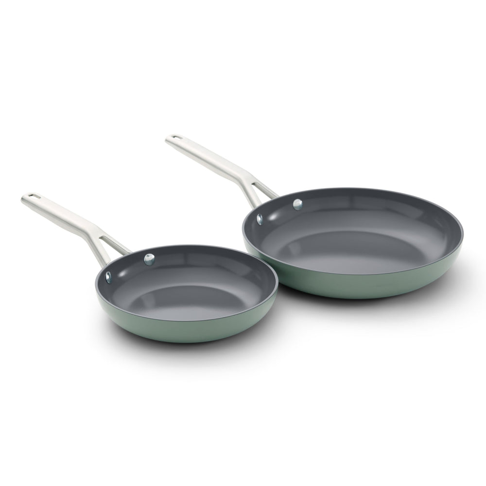 Calphalon poêle ensemble face avant affichant l'aspect Silver Ash et la finition élégante