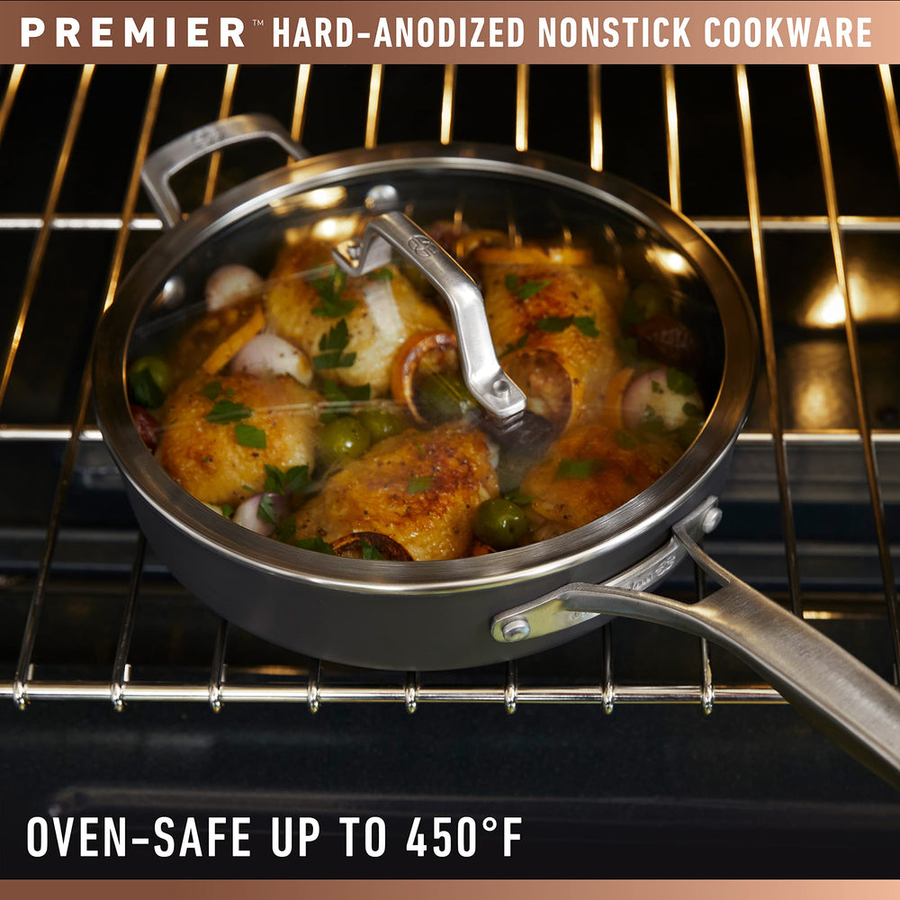 Calphalon poêle en action cuisant des œufs avec démoulage facile