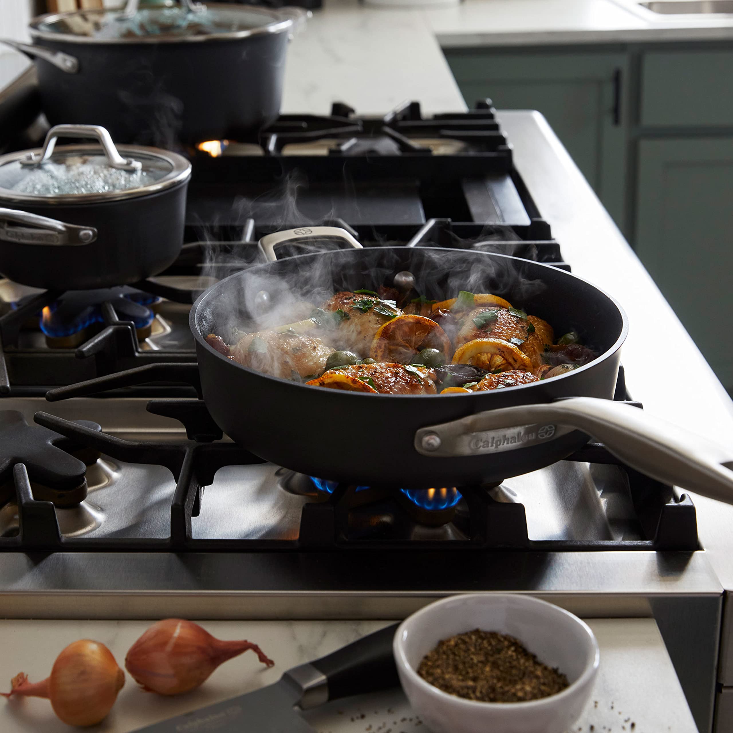 Calphalon poêle posée à côté d'une règle pour comparaison d'échelle