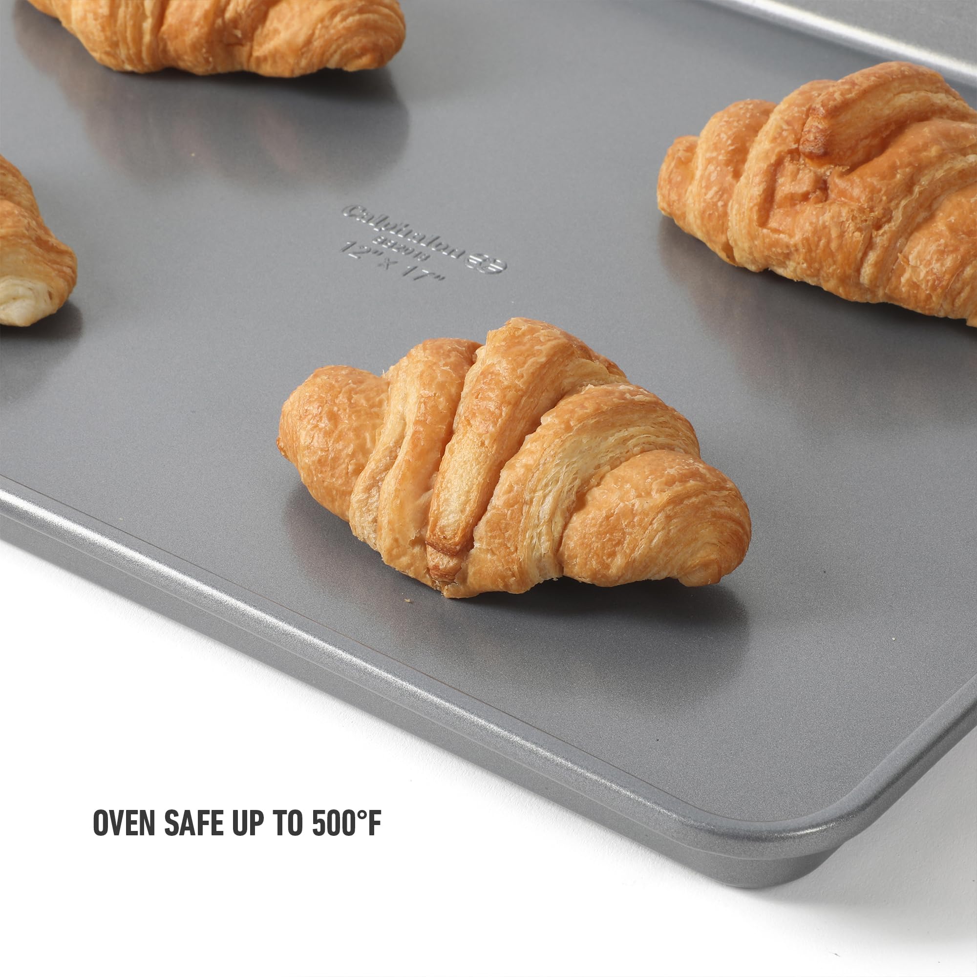 Calphalon plaques rangées dans une cuisine, organisation et gain d'espace