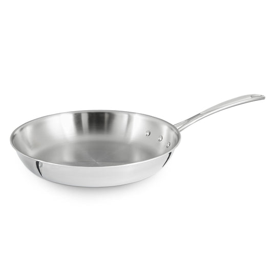 Calphalon poêle Tri‑Ply face avant montrant design brossé et bord pratique pour servir