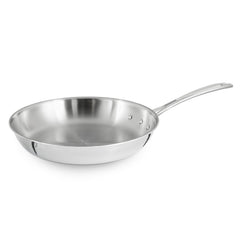 Calphalon poêle Tri‑Ply face avant montrant design brossé et bord pratique pour servir