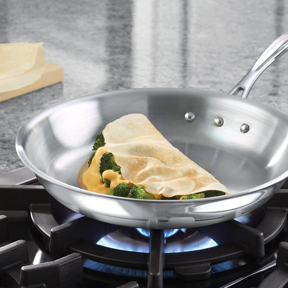 Calphalon gros plan surface cuisson en inox montrant texture réfléchissante pour contrôle cuisson