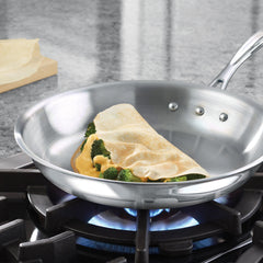 Calphalon gros plan surface cuisson en inox montrant texture réfléchissante pour contrôle cuisson