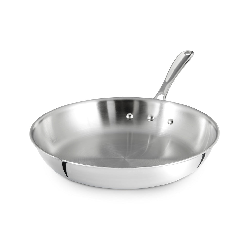 Calphalon poêle Tri‑Ply en usage sur table illustrant service élégant et transfert four à table