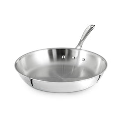 Calphalon poêle Tri‑Ply en usage sur table illustrant service élégant et transfert four à table